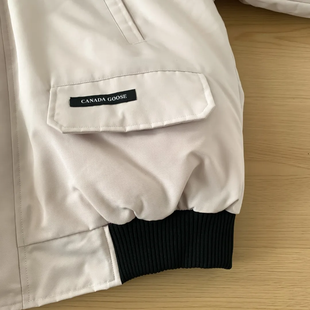 Style No.: Y 83 Canada goose/Canada Goose 01 Couple Expedition Parka Down Jacket, Authentic original version, you need to compare Authentic to check at any time, all accessories are customized from the original factory 💯The fabric is compared to the softness and hardness of Authentic and can be restored by kneading at will (fabric misunderstanding: Fabrics with high hardness are not waterproof. Only those who buy this year's latest Authentic version will notice the softness and comfort of the fabric) 💯Authentic white duck down synchronized with down, fluffy and not clumping, electronically controlled down filling machine filled with down 💯Customized Authentic YKK military-grade copper core zipper puller, high hardness and no jamming 💯The fur collar is purchased from Western Canada coyote skin and is customized 💯Big goose label, collar label, washed label, hang tag, zipper cord, pocket label, back label, collar velvet, Velcro fasteners, all details of cuffs are updated simultaneously with Authentic. The best version, the most complete color matching, battle all kinds of products. Color: Cream White Black Charcoal Gray Navy Blue Red Blue Size: XS-XXL